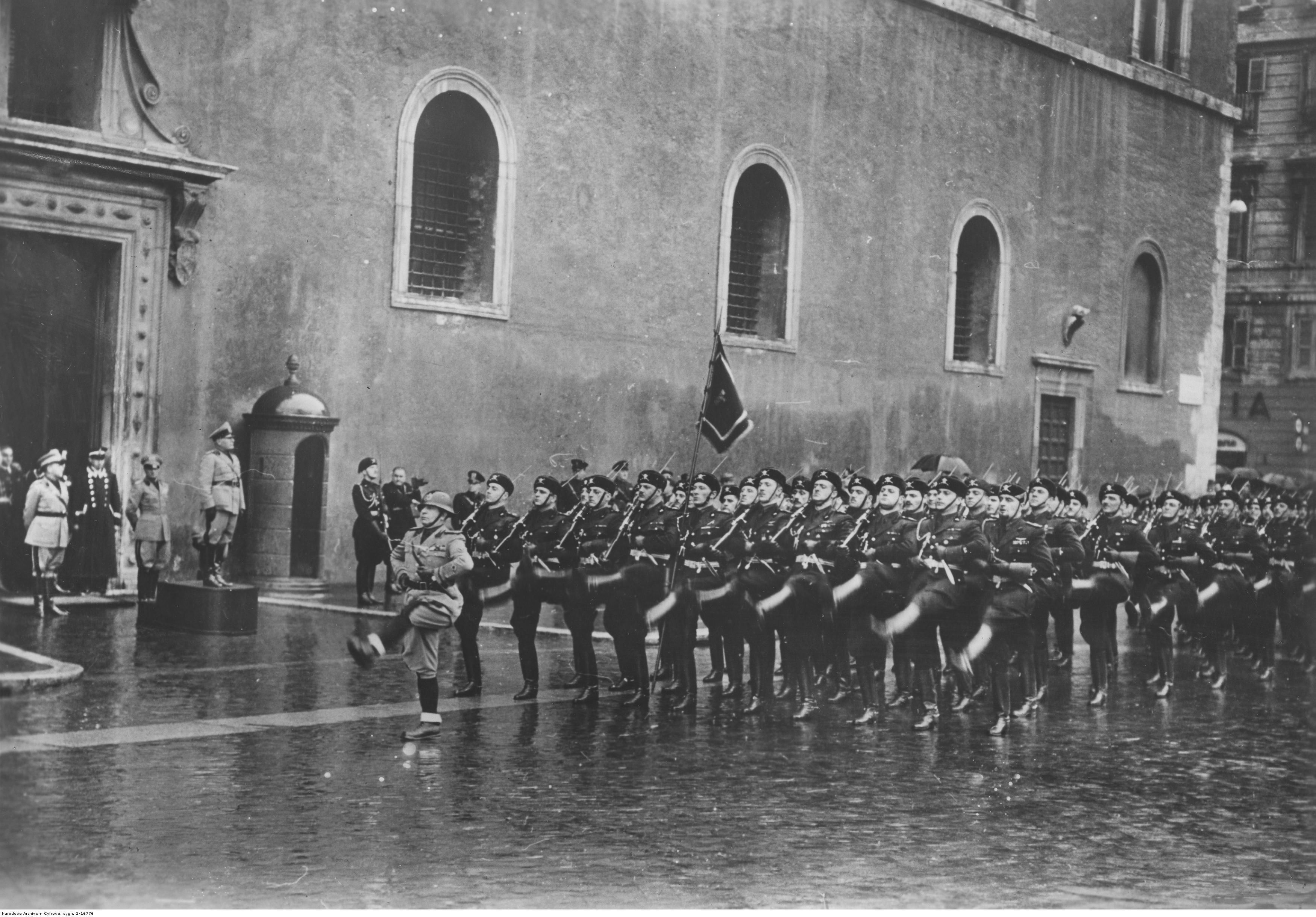 Парад в честь 17-й годовщины МВСН в Палаццо Венеция в Риме. Бенито Муссолини приветствует с трибуны фашистских «мушкетеров», 1940 / audiovis.nac.gov.pl