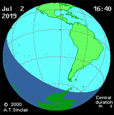 Эта анимация показывает путь полного солнечного затмения 2019 года над Тихим океаном и Южной Америкой. Серая тень обозначает области, где будет наблюдаться частичное затмение, а черная точка — тень луны, где зрители увидят полное затмение.