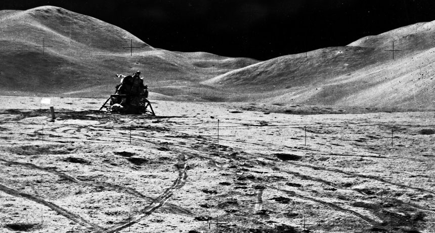 Астронавты, подобно тем, кто приземлился в лунном модуле «Аполлон-15» в июле 1971 года, оставили на поверхности Луны многое, от научных приборов до мусора.