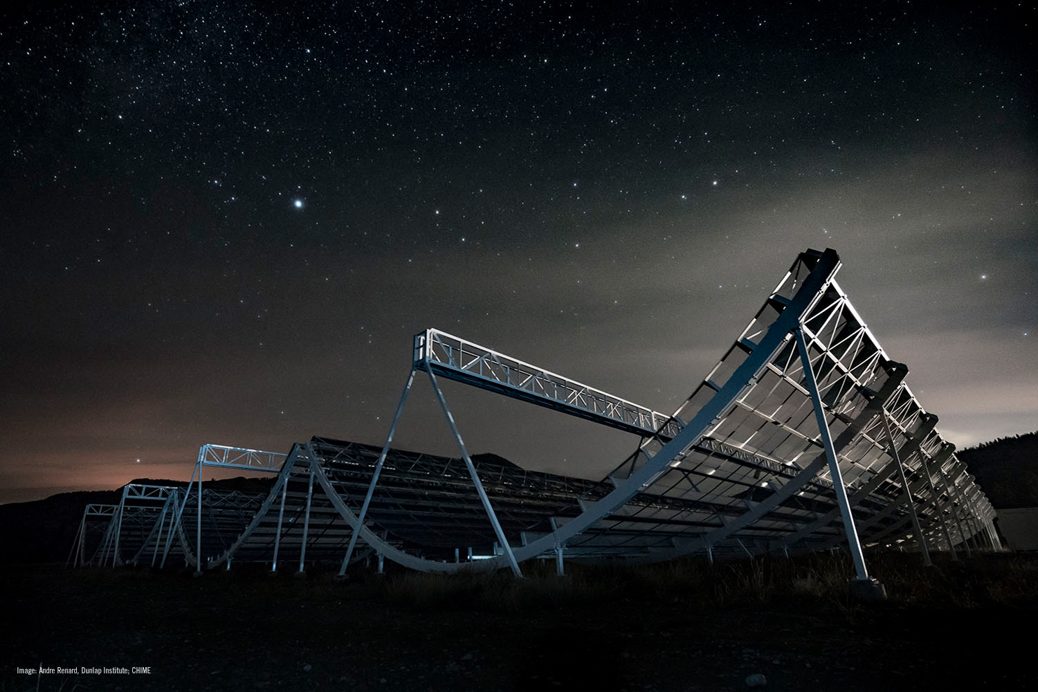 Рис. 1. Канадский радиотелескоп CHIME. Он состоит из четырех антенн в форме параболических цилиндров размером 100×20 метров. Фото с сайта universetoday.com